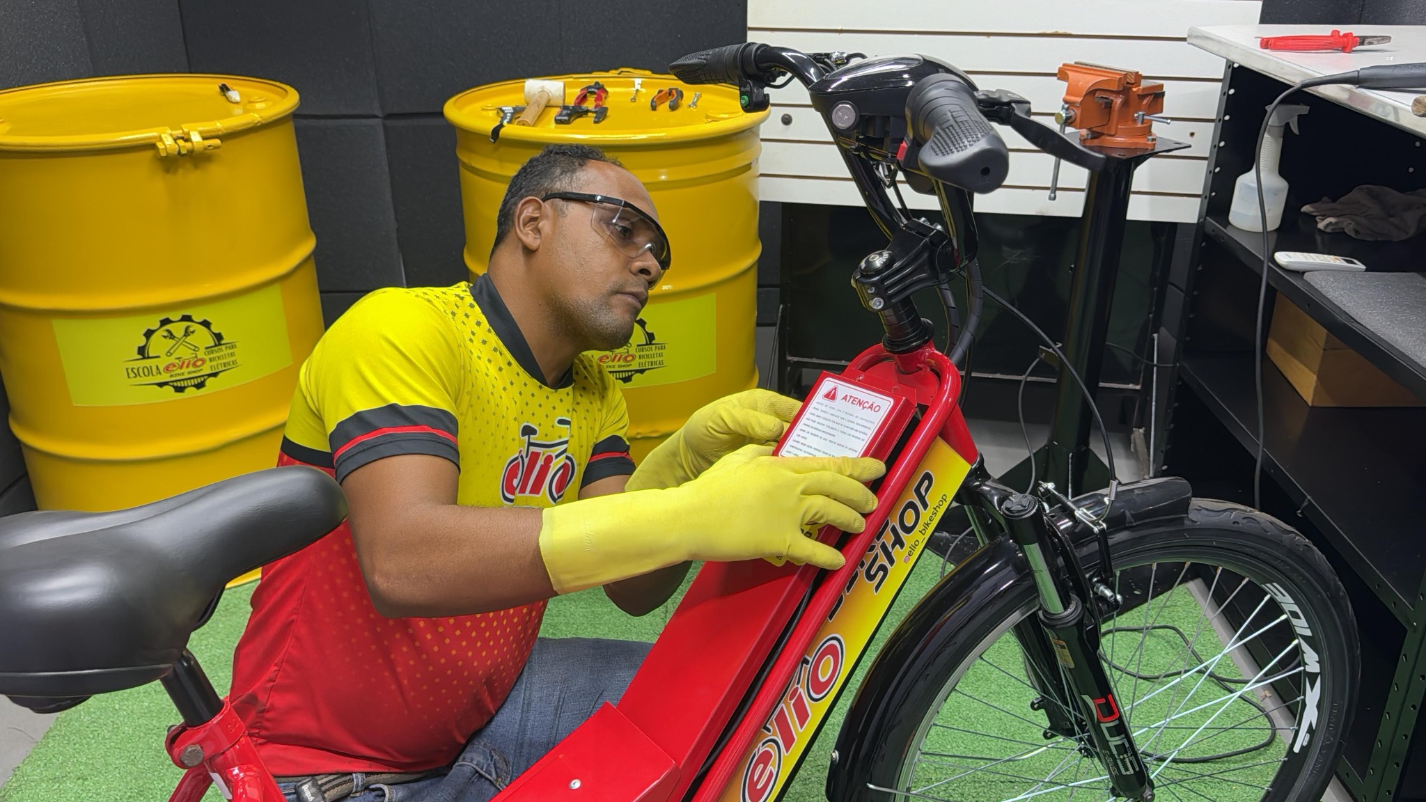 Manutenção de uma bicicleta elétrica na oficina Elio Bike Shop