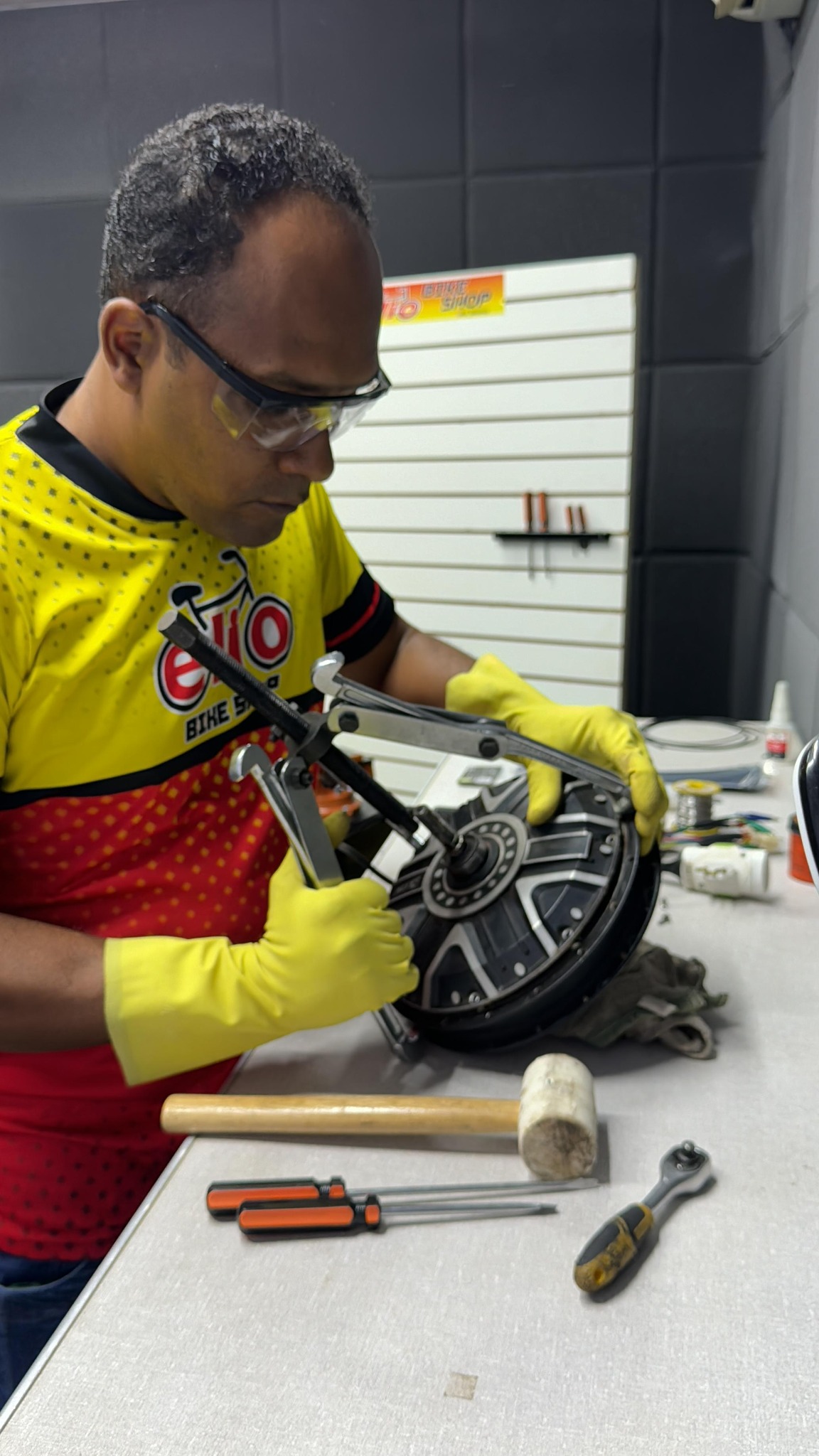 Trabalho em um motor elétrico na bancada da Elio Bike Shop